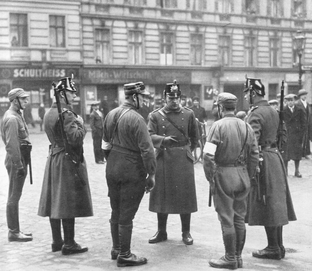 SA auxiliary police and regular police during a joint operation. Hans Roden, Polizei greift ein: Bilddokumente der Schutzpolizei, 1934.