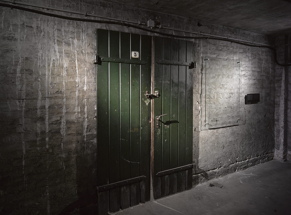 Haftraum 5, Tür, Aussenansicht und Wandzeichnung David Triser. Foto: Harry Weber
