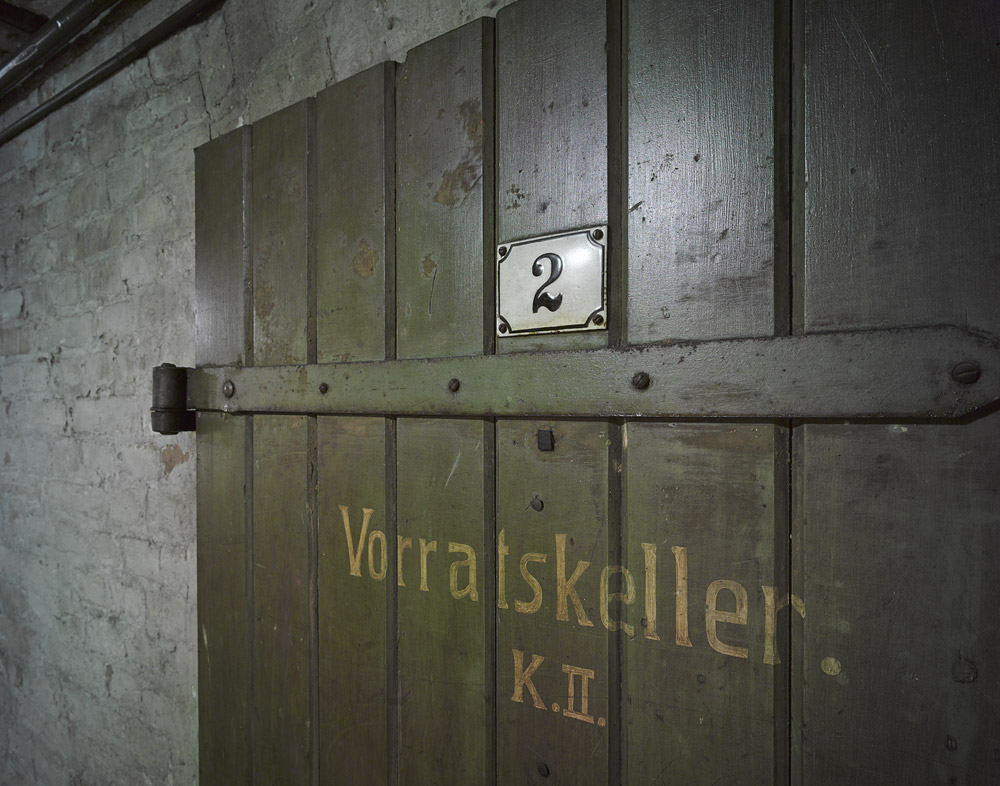 Haftraum 2, Detailansicht Tür mit Nummernschild. Foto: Harry Weber