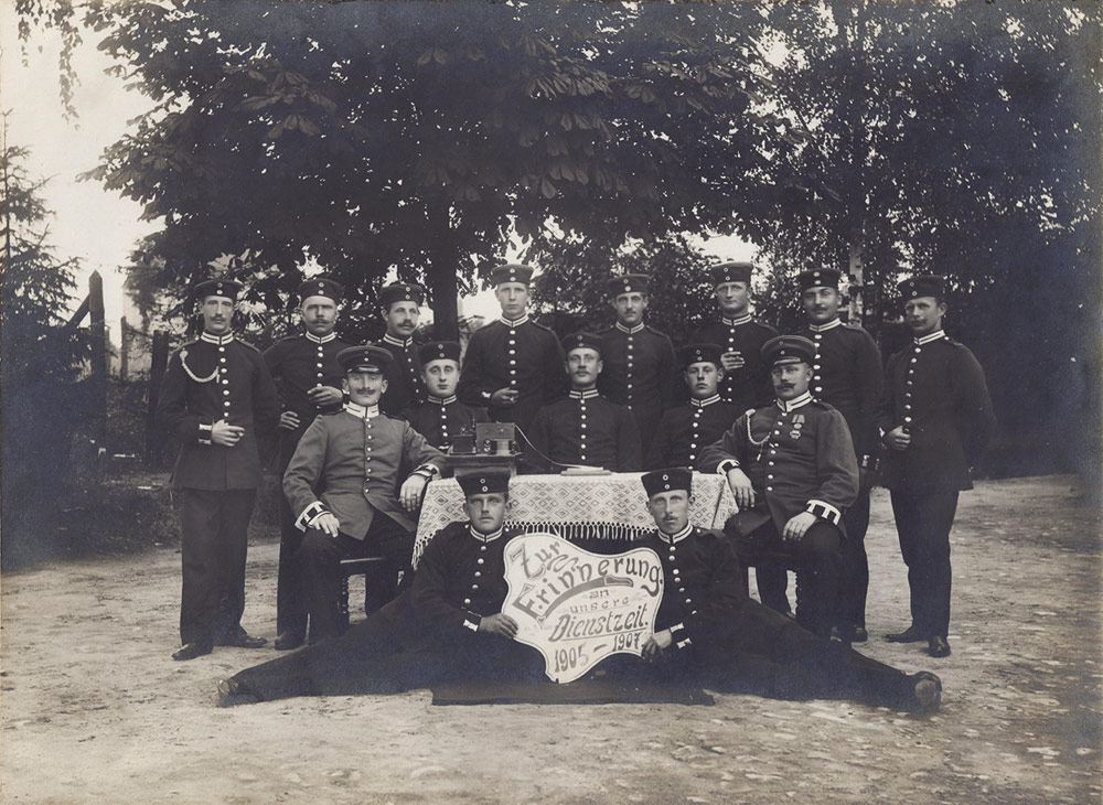 Erinnerungsfoto von Soldaten der Eisenbahnregimenter von 1907, Archiv zur Geschichte von Tempelhof und Schöneberg