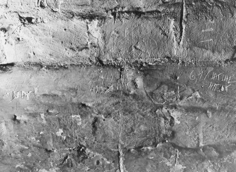 Tageszählungen,  Archiv Rolf Scholz. In Keller Nr. 3 befanden sich an einer Wand diese Tageszählungen, die versehentlich bei Reparaturarbeiten übermalt wurden.
